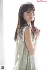 Momoka Goshima 五島百花, ヤンマガWeb ラから見るか?エモから見るか? A woman in a green dress standing by a window.